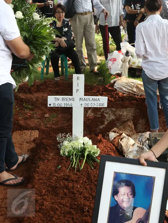 Musisi Jazz, Ireng Maulana dimakamkan di TPU Kampung Kandang, Jakarta, Senin (7/3/2016). Ireng Maulana menghembuskan napas terakhirnya di RS Harapan Kita pukul 00.15 WIB, Minggu (5/3/2016).(Liputan6.com/Herman Zakharia)