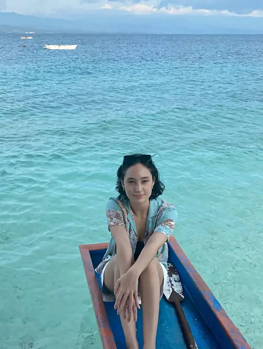 Tampil dengan makeup yang sederhana, Tatjana yang tengah naik perahu kecil ini pun tetap terlihat menawan. Meski terkena terik matahari di udara yang lembab ia pun tetap tampil cantik seperti biasanya. Banyak netizen dan penggemarnya pun memuji penampilannya tersebut. (Liputan6.com/IG/@tatjanasaphira)