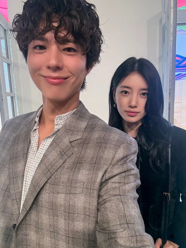 Gaya Trio Bestie V BTS, Bae Suzy, dan Park Bo Gum Hadiri Celine Show di Paris