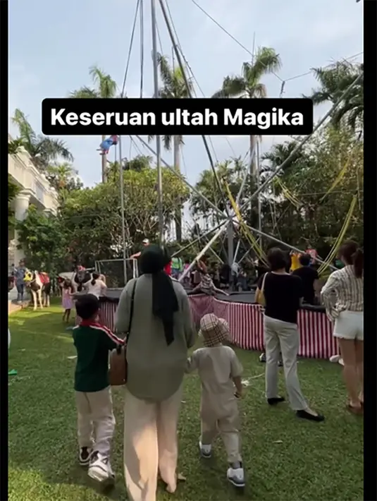 "Ulang tahun nya bikin anak2 happy naik kuda sepuasnya, sampe main bungee jumping trampoline bikin anak anak betaahhh bgt," lanjut Tya Ariesta.  [Instagram/tya_ariestya]