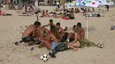 Orang-orang bersantai di pantai di kota pesisir Israel Tel Aviv (19/4/2021). Pemerintah Israel mencabut kewajiban memakai masker setelah 81 persen penduduk dewasa menerima vaksin Covid-19. (AFP/menahem kahana)