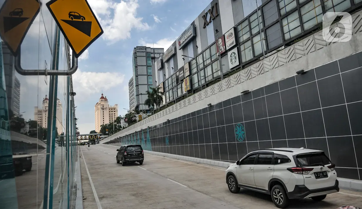 Kendaraan melintasi Underpass Senen Extension, Jakarta, Rabu (2/12/2020). Uji coba tahap dua Underpass Senen Extension berlaku selama 24 jam. (merdeka.com/Iqbal S. Nugroho)