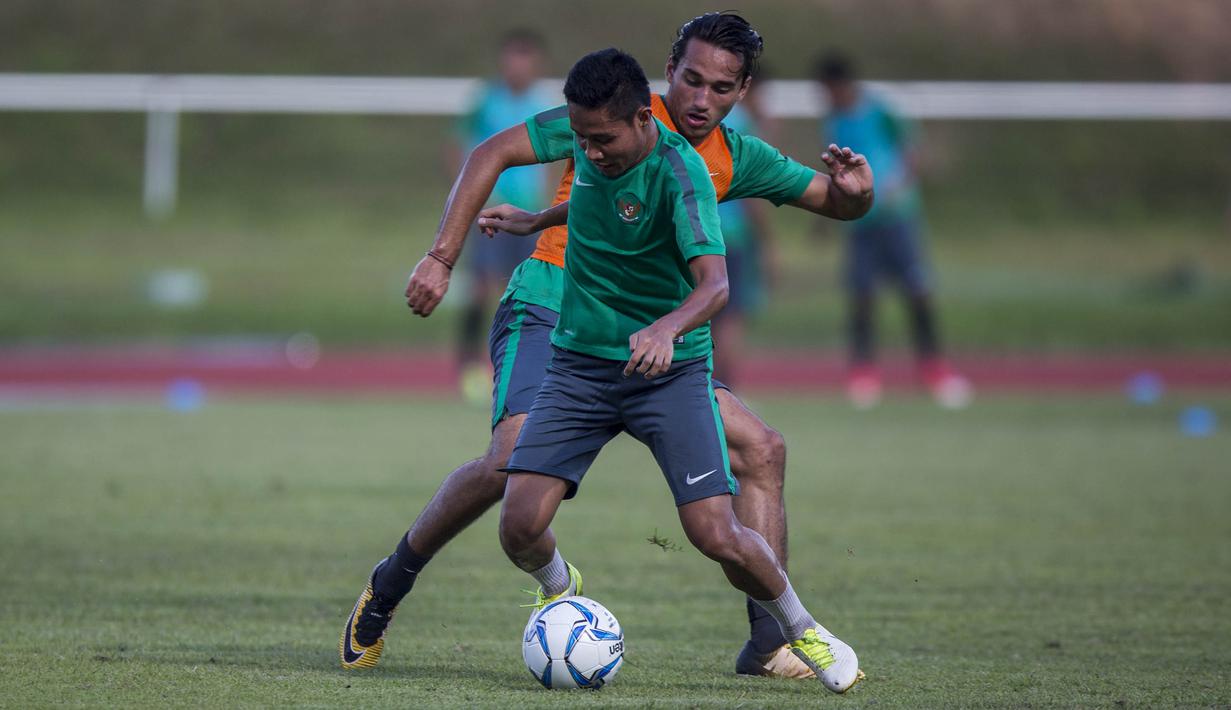 Pemain Timnas Indonesia U-22. Evan Dimas, menggocek Ezra Walian saat latihan di Stadion UKM, Selangor, Senin (14/8/2017). Ini merupakan latihan terakhir jelang laga SEA Games melawan Thailand. (Bola.com/Vitalis Yogi Trisna)