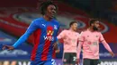 Gelandang Crystal Palace, Eberechi Eze melakukan selebrasi usai mencetak gol kedua timnya ke gawang Sheffield United dalam laga lanjutan Liga Inggris 2020/21 pekan ke-17 di Selhurst Park, Sabtu (2/1/2021). Crystal Palace menang 2-0 atas Sheffield United. (AFP/Clive Rose/Pool)