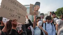 Spanduk Kritik Karhutla Warnai Aksi Mahasiswa di Tugu Tani