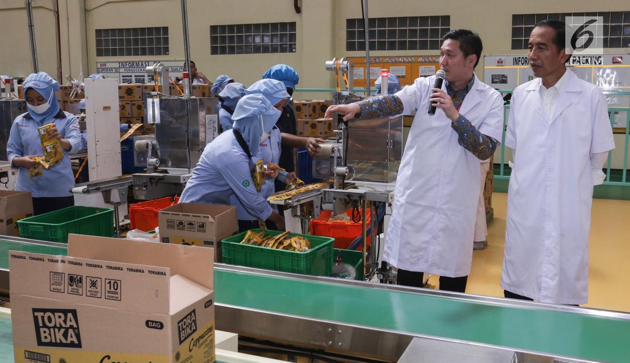Presiden Jokowi didampingi President Direktur  PT Mayora Group Andre Atmadja meninjau proses pengemasan pabrik Mayora di Cikupa Tangerang, Senin (18/2). Jokowi secara resmi melepas kontainer ekspor ke 250.000 ke Filipina. (Liputan6.com/Fery Pradolo)