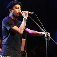 "30 September tepat hari ulang tahun saya, dan saya ingin membawakan musisi yang mempengaruhi karier saya. Tahun 2017 saya membawakan tanda mata Glenn Fredly untuk Slank," terang Glenn dilanjutkan dengan lagu Maafkan Aku. (Bambang E Ros/Bintang.com)