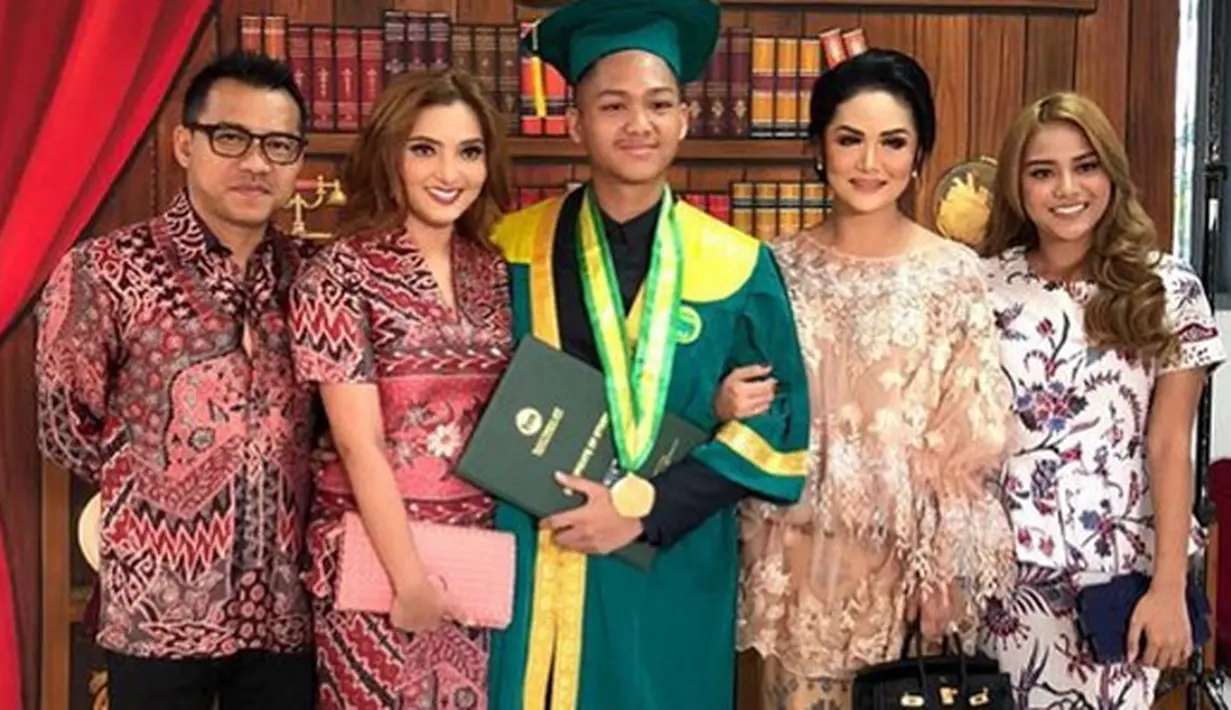 Potret kompak juga terlihat dari mantan pasangan musisi Anang Hermansyah dan Krisdayanti. Azriel diapit oleh dua ibunya serta Ayah dan kakaknya, Aurel usai wisuda SMA. (Instagram/azriel_hermansyah)