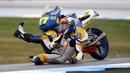 Pebalap 3570 Team Italia, Lorenzo Petrarca terjatuh pada sesi latihan Moto 3 rashes out during the first practice session of the Moto 3 Australian Grand Prix di Phillip Island (21/10/2016). (AFP/ Saeed Khan)