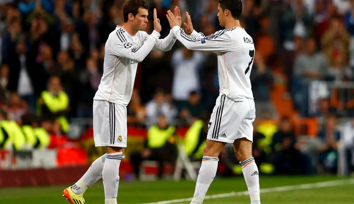 Pemain depan Real Madrid, Cristiano Ronaldo, harus digantikan Gareth Bale di laga pertama semifinal Liga Champions di Stadion Santiago Bernabeu, Madrid, Spanyol (24/4/2014).(REUTERS/Michael Dalder)