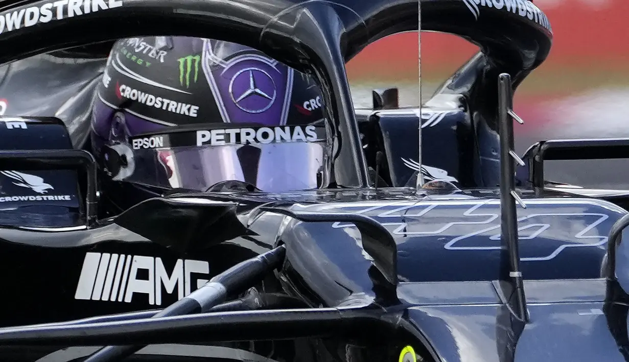 Kejutan juga dihadirkan oleh Lewis Hamilton yang mampu merebut kembali posisi teratas klasemen Formula 1. Sempat terlempar ke posisi belakang hingga posisi ke-14, Akhirnya juara dunia tujuh kali tersebut mampu finis di posisi tiga. (Foto: AP/Darko Bandic)