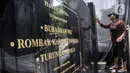 Pekerja membersihkan Monumen Tritura 66 atau juga dikenal dengan Tugu 66 yang akan segera diresmikan di Taman Menteng, Jakarta Pusat, Rabu (21/9/2022). Pemerintah Provinsi DKI Jakarta merelokasi monumen tersebut dari Jalan HR Rasuna Said karena terkena proyek LRT Jabodebek sekaligus memperingati 56 tahun Peristiwa Tritura. (merdeka.com/Iqbal S. Nugroho)