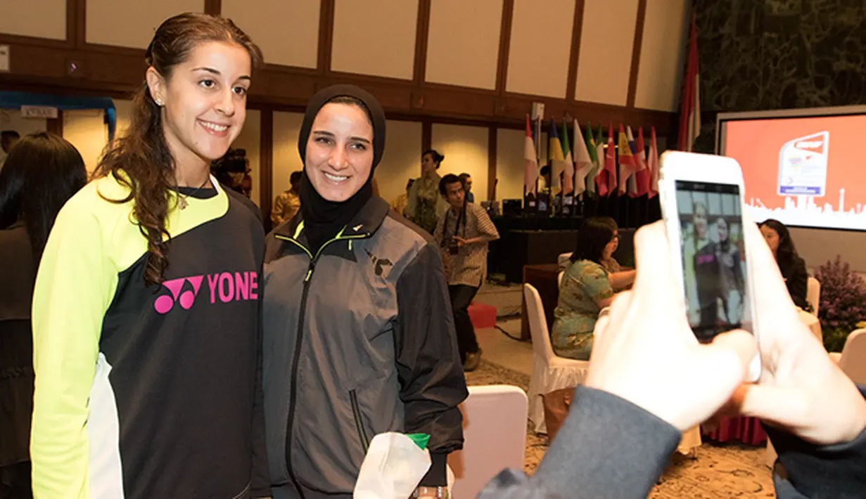 Pebulutangkis Spanyol Carolina Marin foto bersama fans pada acara jamuan makan malam jelang Kejuaraan Dunia BWF 2015 di Balai Kota, Jakarta, Sabtu (8/8/2015). (Bola.com/Vitalis Yogi Trisna)