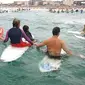 Para peselancar memperingati 10 Tahun Tsunami Aceh di Pantai Bondi, Sydney, Australia. (smh.com.au)