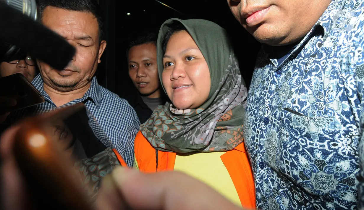 Bupati Bekasi Neneng Hassanah Yasin memakai rompi tahanan dikawal petugas usai menjalani pemeriksaan di gedung KPK, Jakarta, Selasa (16/10). Neneng merupakan orang kedelapan yang ditahan terkait ijin proyek pembangunan Meikarta. (merdeka.com/Dwi Narwoko)