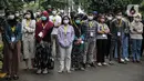 Pelepasan salah satu tenaga kesehatan yang meninggal akibat terpapar COVID-19 di RSDC Wisma Atlet, Jakarta, Rabu (23/2/2022). Pelepasan jenazah Tiur Octavia yang meninggal setelah dirawat di RS Persahabatan dihadiri ratusan rekan tenaga kesehatan RSDC. (Liputan6.com/Faizal Fanani)