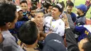 Kim Jefrey Kurniawan dikelilingi Bobotoh usai laga Liga 1 2017 antara Bhayangkara FC melawan Persib Bandung di Stadion Patriot, Bekasi, Minggu (4/6/2017). Persib kalah 0-2. (Bola.com/Nicklas Hanoatubun)