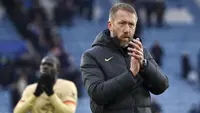 Pelatih kepala Chelsea, Graham Potter memberikan tepuk tangan setelah laga lanjutan Liga Inggris 2022/2023 melawan Leicester City di King Power Stadium, Leicester, Inggris, 11 Maret 2023. Potter didepak dari kursi kepelatihan The Blues lantaran rentetan hasil buruk yang didapatkan Chelsea dalam beberapa waktu terakhir. Menurut situs Transfermarkt, pria berkebangsaan Inggris tersebut hanya mampu meraih 12 kemenangan, 8 laga imbang, dan 11 sisanya kalah. (AP Photo/Rui Vieira)