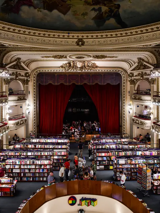 Pemandangan toko buku "El Ateneo Grand Splendid" di Buenos Aires, Argentina pada Rabu (9/1). Di tahun 2000 bangunan ini beralih fungsi dari teater menjadi toko buku dengan sentuhan arsitek Fernando Manzone. (RONALDO SCHEMIDT / AFP)