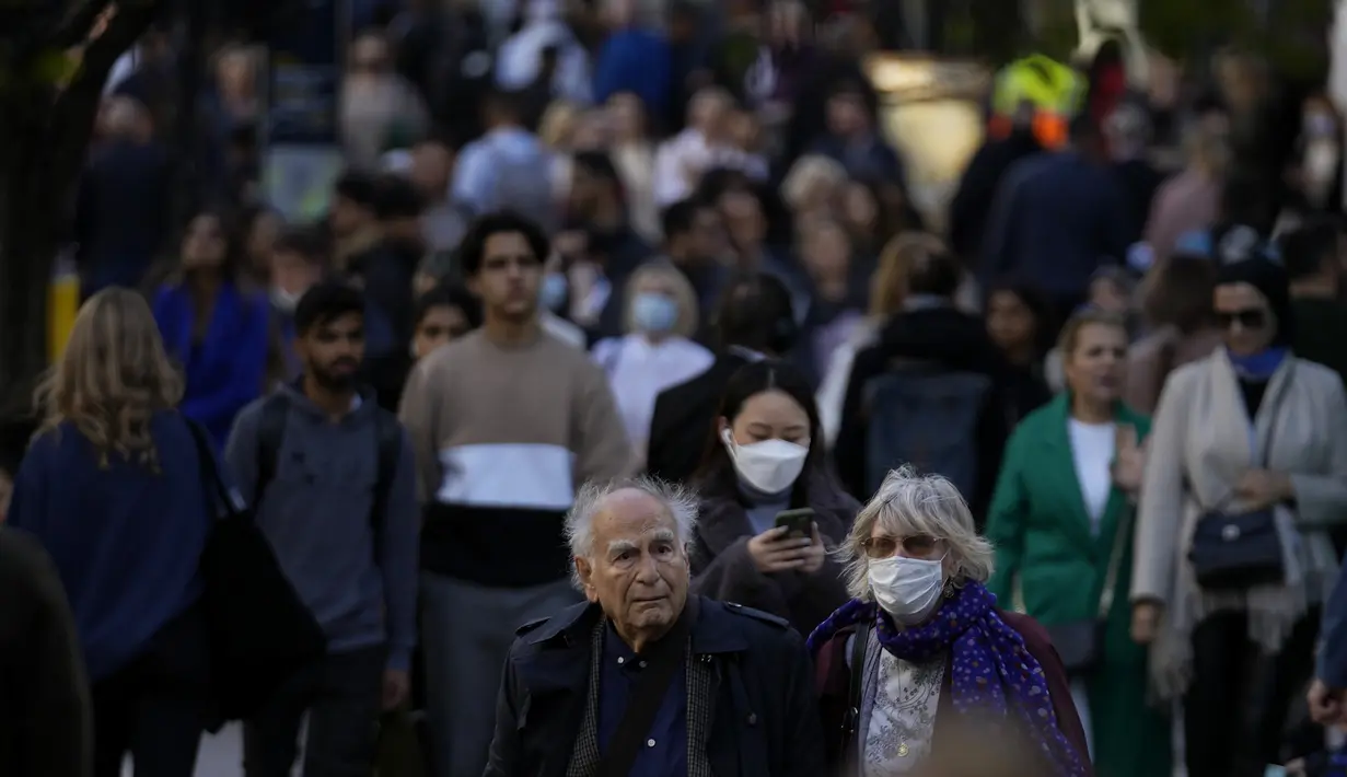 Orang-orang yang memakai masker berjalan di sepanjang area perbelanjaan Oxford Street di pusat kota London, Rabu(20/10/2021). Eropa menjadi satu-satunya wilayah di dunia dengan kenaikan kasus COVID-19 di mana Inggris, Rusia dan Turki menyumbang kasus terbanyak di Eropa. (AP Photo/Matt Dunham)