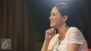Mulan Jameela tersenyum saat menjadi bintang tamu di acara Dear Haters yang ditayangkan Liputan6.com, di SCTV Tower, Jakarta, Kamis (7/4/2016). Mulan bercerita tentang kisah hidupnya dengan Ahmad Dhani. (Liputan6.com/Herman Zakharia)