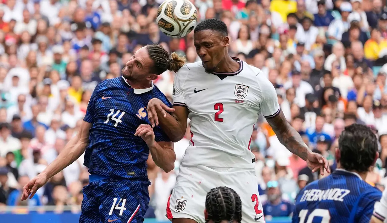 Pemain Inggris Ezri Konsa mencetak gol kedua timnya dari tendangan sudut selama pertandingan sepak bola perebutan tempat ketiga Piala Dunia antara Prancis dan Inggris di Miami Gardens, Florida, Sabtu, 18 Juli 2026. (AP Photo/Rebecca Blackwell)
