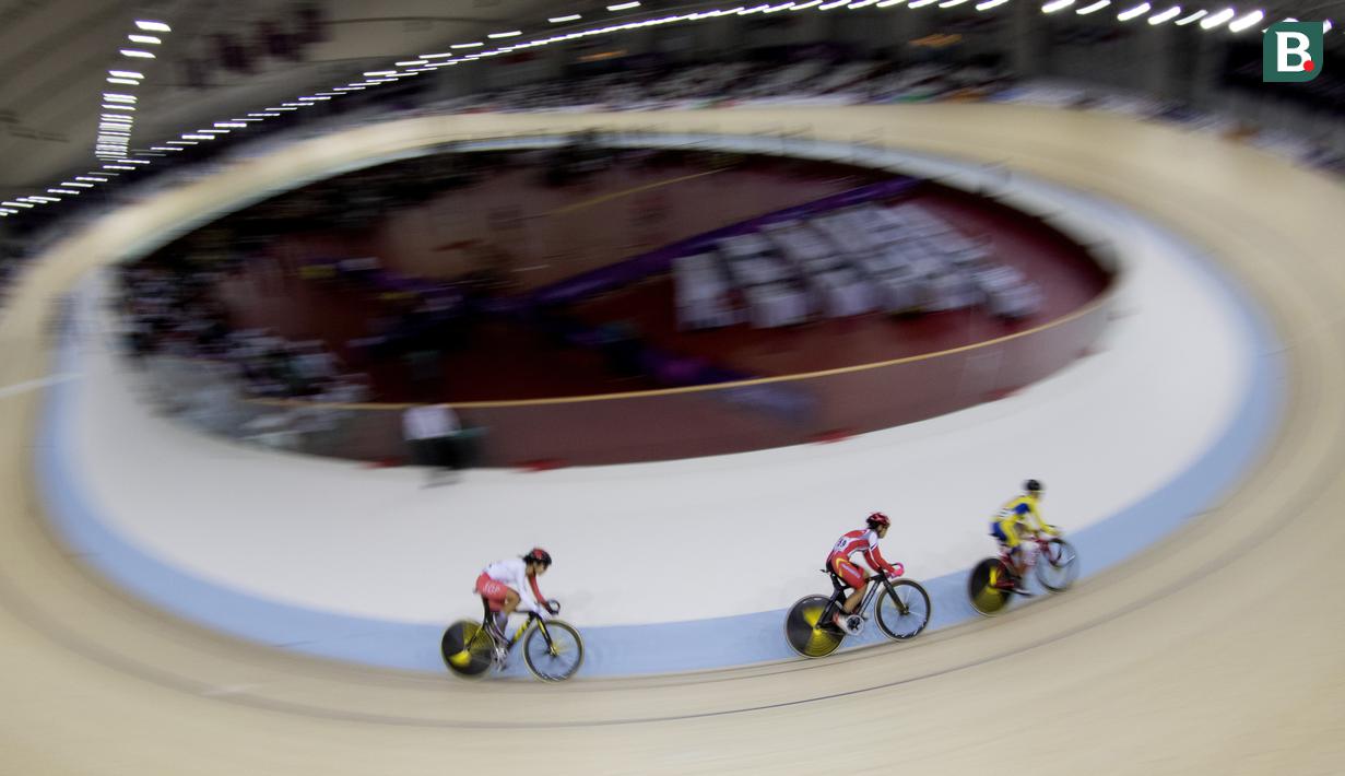 Delia Ayustina Priatna pebalap Indonesia bertarung di cabang balap sepeda trek nomor omnium putri pada Asian Games 2018 di Velodrome, Jakarta, Rabu (29/8/2018). (Bola.com/Peksi Cahyo)