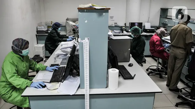 Pemeriksaan Sampel Tes PCR Covid-19 di Labkesda DKI Jakarta
