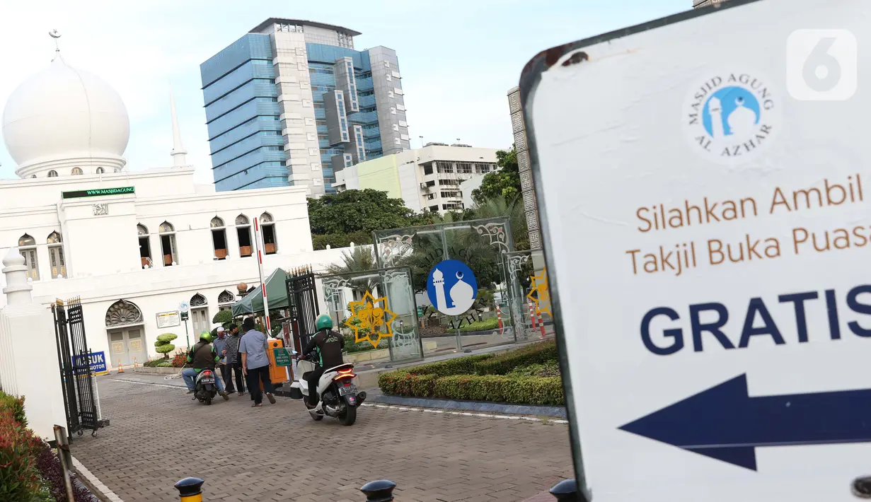 Pengendara motor antre mengambil takjil yang dibagikan dengan sistem drive thru di Masjid Agung Al-Azhar, Jakarta, Selasa (5/5/2020). Selama Ramadan, pengurus Masjid Agung Al-Azhar membagikan 300 takjil per hari buat pengendara yang melintasi lokasi tersebut. (Liputan6.com/Helmi Fithriansyah)