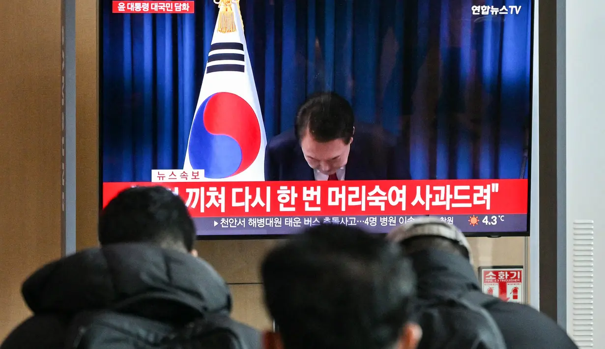 Namun, enam jam kemudian, Presiden Korea Selatan Yoon Suk Yeol mencabut kembali kebijakan tersebut setelah mendapat penolakan dari parlemen Korea Selatan. (ANTHONY WALLACE/AFP)