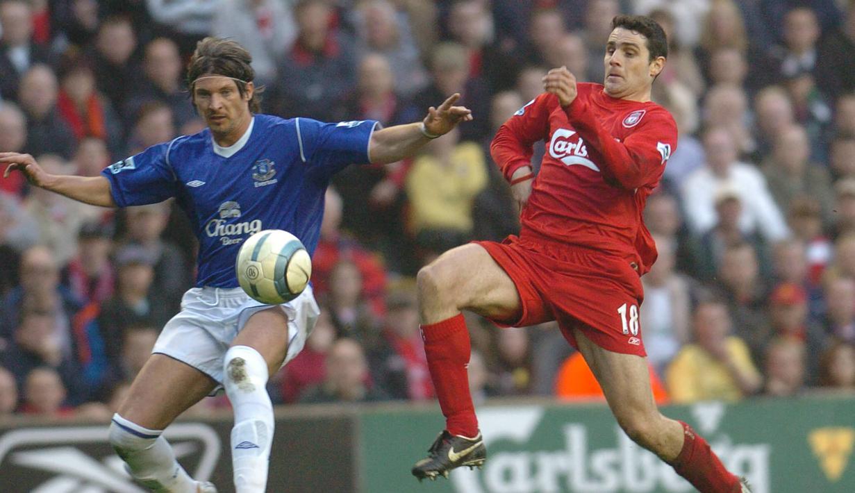 Antonio Nunez (kanan). Eks sayap kanan asal Spanyol yang kini berusia 43 tahun dan telah pensiun bersama Recreativo Huelva pada Juli 2018 ini pernah berseragam Real Madrid hanya 1 musim, pada 2003/2004 usai didatangkan dari Real Madrid B. Sementara Liverpool diperkuatnya juga selama 1 musim pada 2004/2005 dengan status bebas transfer dari Real Madrid sebagai bagian dari transfer Michael Owen. Bersama Real Madrid ia total tampil dalam 15 laga dengan torehan 1 gol. Sementara bersama Liverpool ia total tampil dalam 27 laga dengan torehan 1 gol dan 1 assist. (AFP/Paul Barker)