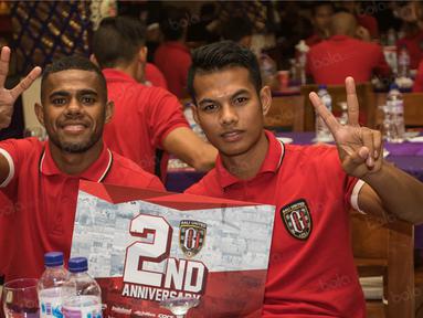 Yabes Roni Malaifani dan I Nyoman Sukarja (kanan), merayakan hari jadi Bali United yang kedua dengan makan malam di Garuda Wisnu Kencana, Bali, Rabu (15/2/2017). (Bola.com/Vitalis Yogi Trisna)