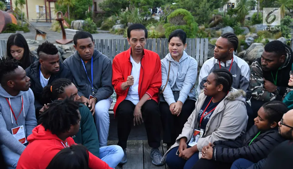 Presiden Joko Widodo bersama Ibu Negara Iriana Joko Widodo berbincang dengan pelajar dan mahasiswa Indonesia di Waterfront Wellington di  dekat dengan Museum Te Papa, Selandia Baru (19/3).  (Liputan6.com/Pool/Biro Pers Setpres)