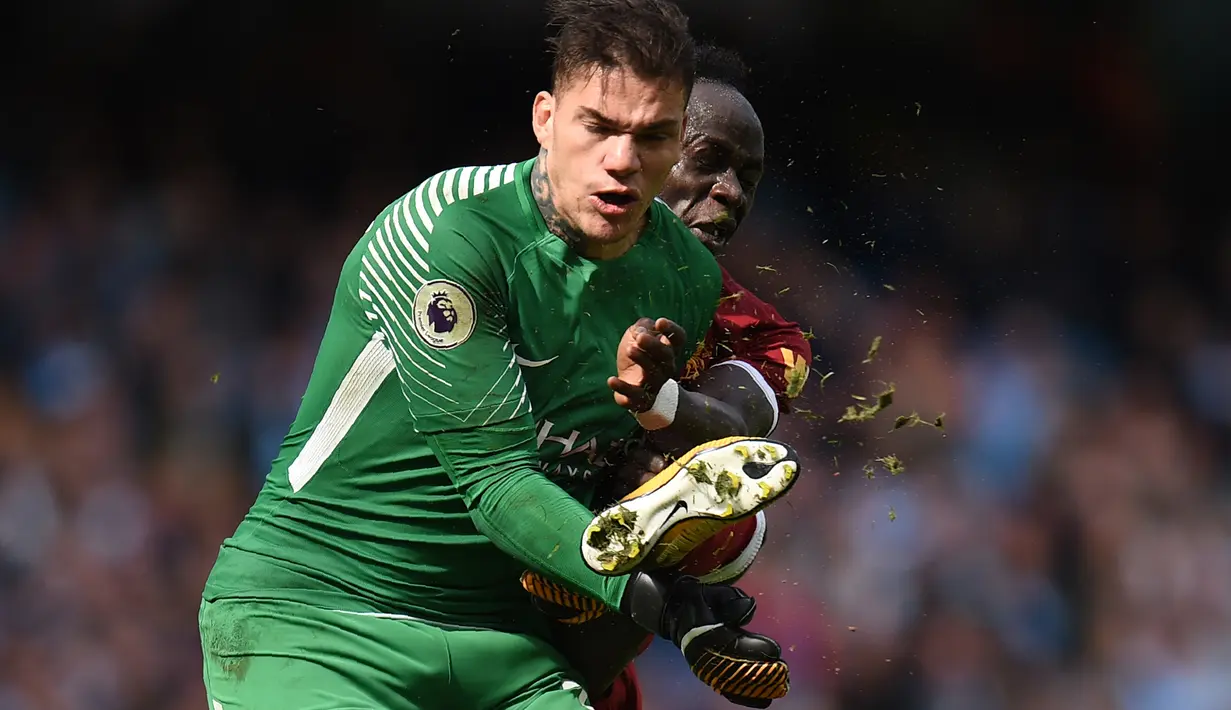 Ekspresi Ederson usai wajahnya dihantam kaki pemain Liverpool Sadio Mane saat pertandingan Liga Inggris di Stadion Etihad, Manchester (9/9). Mane yang mengangkat kaki terlalu tinggi dalam perebutan bola langsung diganjar kartu merah.(AFP Photo/Oli Scarff)