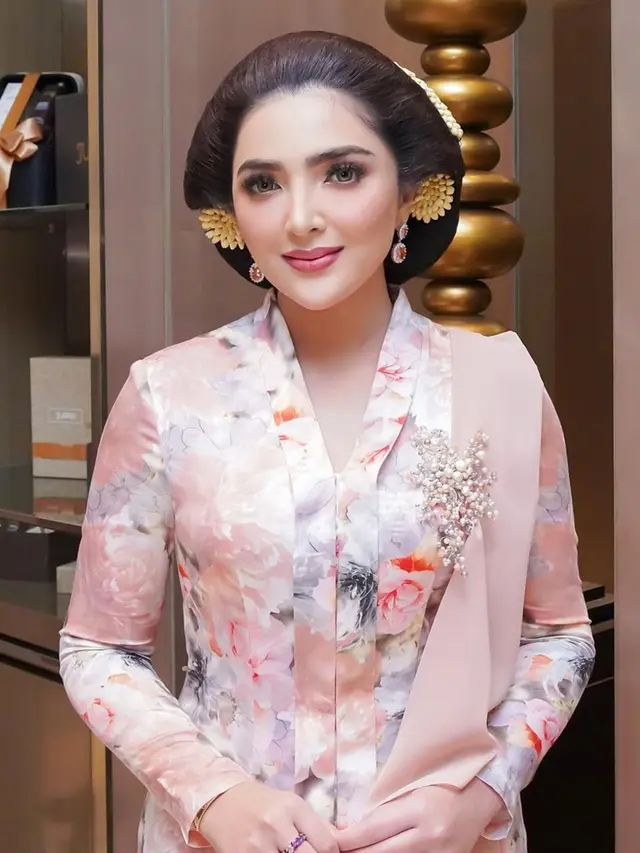 Pesona Ashanty saat Pakai Kebaya, Aura Elegan Kian Terpancar