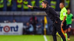Pelatih Genoa, Ivan Juric memberikan instruksi kepada anak asuhnya saat melawan Lazio  pada lanjutan Serie A Italia di Luigi Ferraris Stadium, Genoa, (17/9/2017).  Lazio menang 3-2. (Simone Arveda/ANSA via AP)