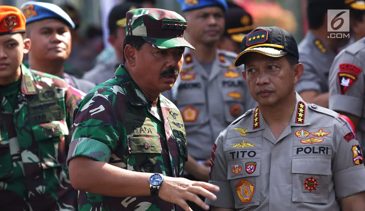 Kapolri Jenderal Tito Karnavian dan Panglima TNI Marsekal Hadi Tjahjanto menghadiri apel Pengamanan Penyelenggara Pemilu 2019 di Lapangan Monas, Jakarta, Selasa (18/9). Pengamanan pemilu ini diberi nama sandi “Mantap Brata” 2018. (Merdeka.com/Imam Buhori)