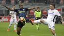 Pemain Inter Milan, Geoffrey Kondogbia (kiri) berebut bola dengan pemain Empoli, Uros Cosic pada lanjutan Serie A Italia di  Giuseppe Meazza stadium, Milan, (12/2/2017).  Inter Milan menang 2-0. (AP/Luca Bruno)