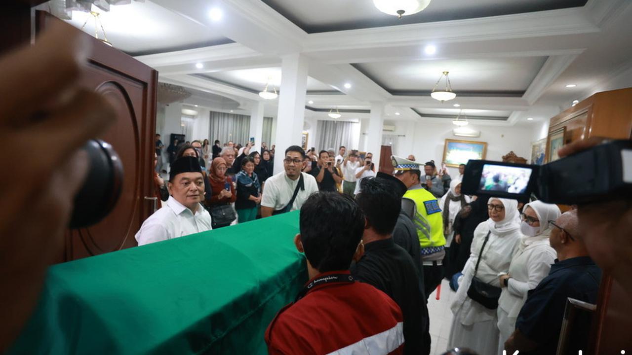 Potret Kedatangan Jenazah Mendiang Titiek Puspa di Rumah Duka, Disambut Isak Tangis Keluarga