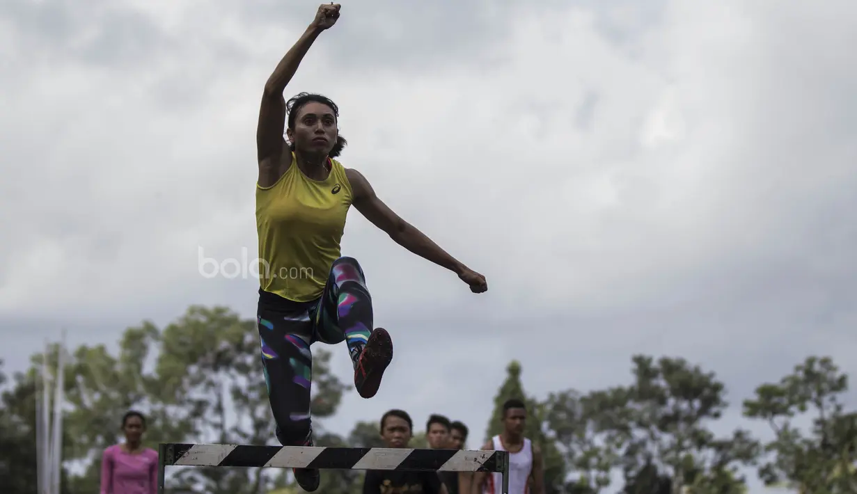 Atlet atletik Indonesia, Maria Londa, melakukan lompatan saat latihan jelang SEA Games 2017 di Lapangan umum Mengwi, Bali, Minggu (10/7/2017). (Bola.com/Vitalis Yogi Trisna)