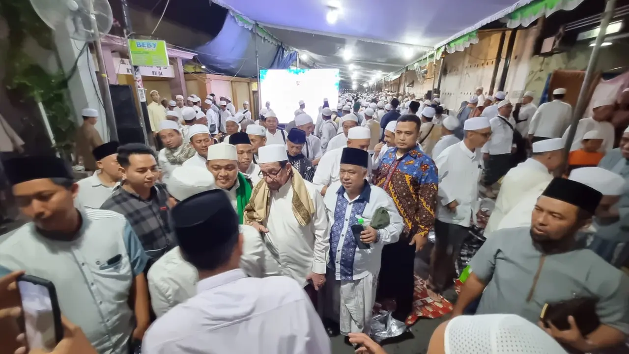 Ketua Majelis Syuro Habib Salim Segaf Al Jufri dan Presiden PKS Ahmad Syaikhu hadiri haul Haul Habib Abu Bakar Assegaf di Gresik. (Istimewa)