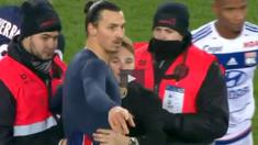Seorang remaja nekat menerobos sekuriti di Stadion Parc des Princes saat Paris Saint-Germain menjamu Lyon di kompetisi Ligue 1. Remaja tersebut berhasil mendapat jersey Zlatan Ibrahimovic idolanya.