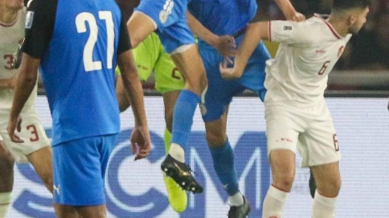 Tendangan bebas itu dihadiahkan oleh wasit setelah sebelumnya Ragnar Oratmangoen dilanggar pemain Filipina.&nbsp;Foto: Liputan6.com / Herman Zakharia<br>