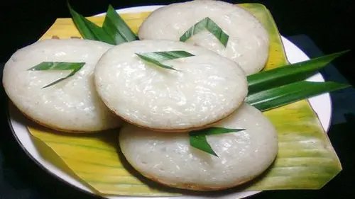Kue Apen Bersarang Tradisional: Sepiring Kue Apen Bersarang dengan tekstur berongga dan warna kecokelatan yang menggoda, siap disajikan sebagai camilan manis yang lezat