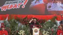 Ketua Umum PDI Perjuangan Megawati Soekarno Putri memberikan pidato politik pada Apel Siaga PDI Perjuangan Setia Megawati, Setia NKRI di Solo, Jumat (11/5). Apel digelar dalam rangka kesiapan menghadapi pesta demokrasi. (Liputan6.com/HO/Ivan)