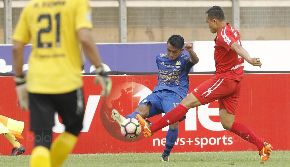 Gelandang Persib, Febri Hariyadi, melepaskan tendangan ke gawang Semen Padang pada laga Liga 1 Indonesia di Stadion Si Jalak Harupat, Bandung, Sabtu, (9/9/2017). Persib ditahan imbang 2-2 oleh Semen Padang. (Bola.com/M Iqbal Ichsan)