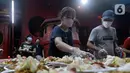 Warga menyiapkan menu berbuka puasa di Vihara Dharma Bhakti, Petak Sembilan, Jakarta, Kamis (7/4/2022). Yayasan Vihara Dharma Bhakti menyediakan sekitar 200 porsi menu berbuka puasa bagi warga sekitar untuk lebih mempererat persaudaraan umat beragama. (Liputan6.com/Helmi Fithriansyah)