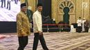 Presiden Joko Widodo didampingi Ketua DPD Oesman Sapta Odang menghadiri undangan buka puasa bersama di Jakarta, Rabu (14/5/2019). Acara buka puasa tersebut dihadiri sejumlah tokoh-tokoh dan petinggi partai politik. (Liputan6.com/Johan Tallo)
