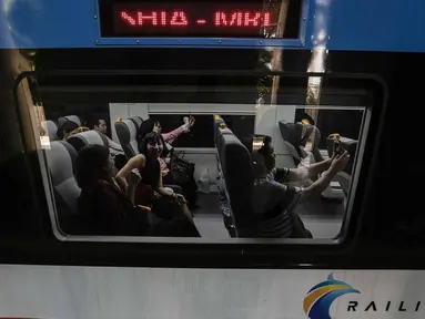 Penumpang berada di dalam kereta Bandara Soekarno-Hatta yang mulai beroperasi di stasiun Sudirman Baru, Jakarta, Selasa (26/12). Kereta bandara resmi beroperasi perdana dengan tarif promo Rp 30.000 hingga 1 Januari 2018. (Liputan6.com/Faizal Fanani)