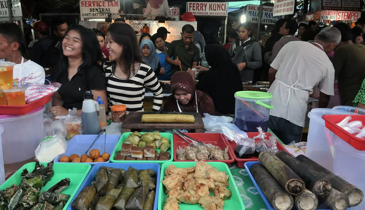 Berbagai hidangan untuk berbuka puasa mulai dari minuman, takjil sampai hidangan utama dijual dengan harga terjangkau di kawasan Pasar Takjil Benhil, Jakarta, Selasa, (1/7/14). (Liputan6.com/Johan Tallo)